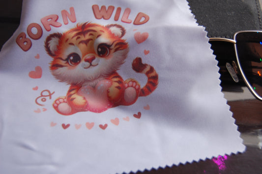 Brillenputztuch "Born Wild" – Süßer Baby Tiger mit Herzchen Motiv