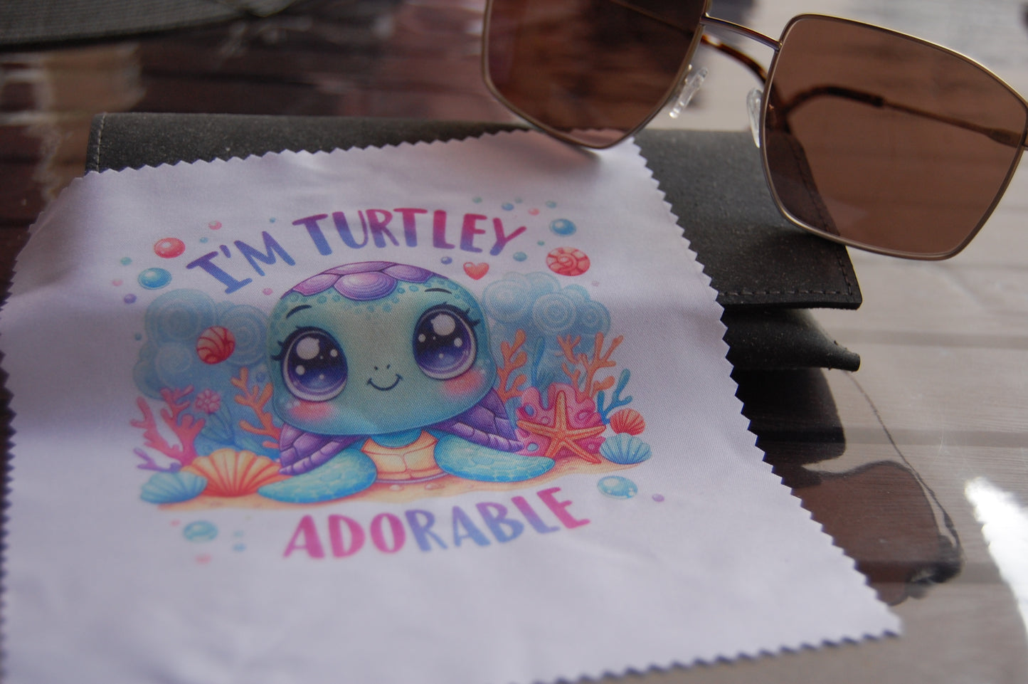 Brillenputztuch "I'm Turtley Adorable" – Niedliches Meeresschildkröten Motiv