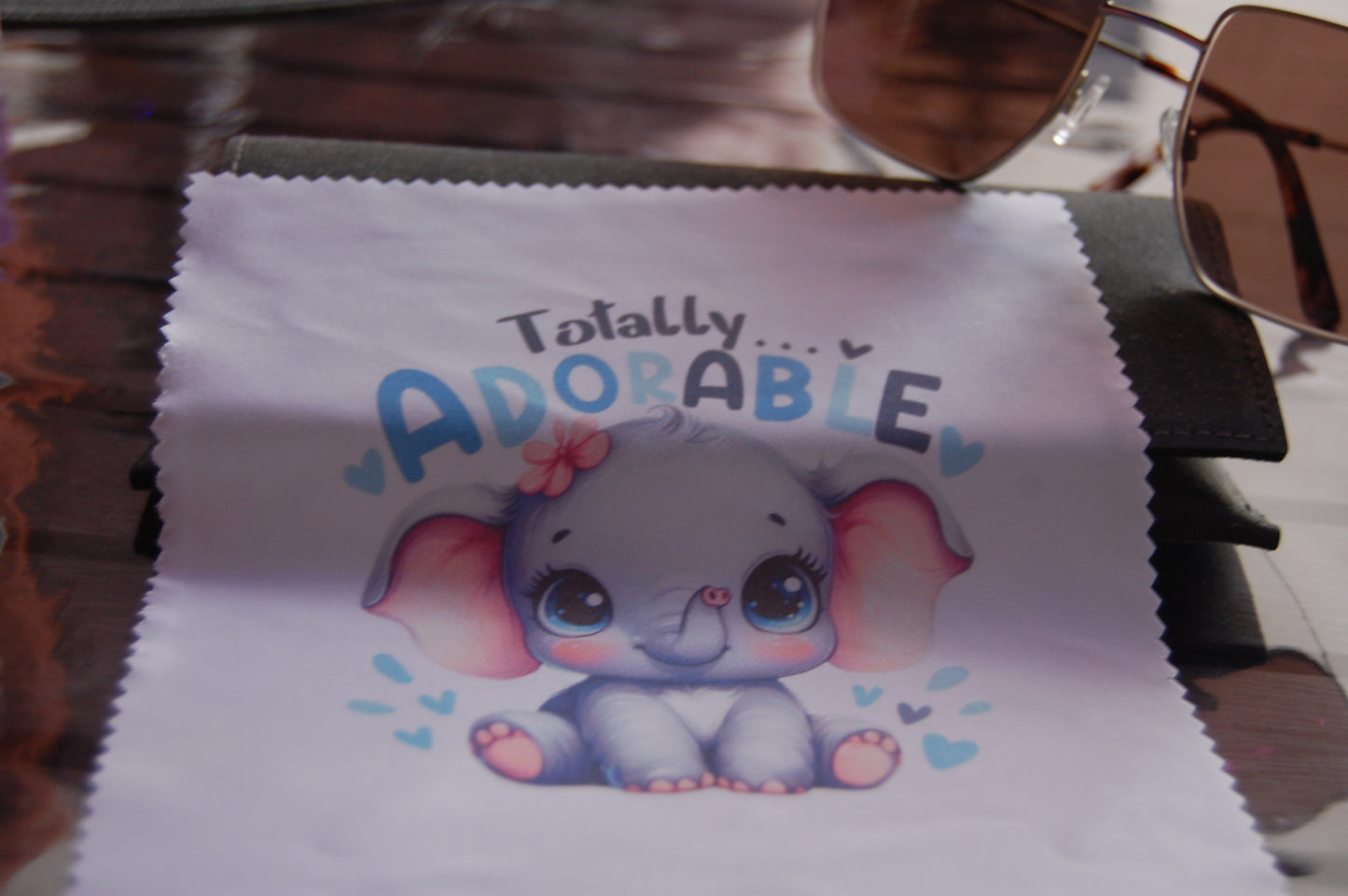 Brillenputztuch "Totally Adorable" – Niedlicher Baby-Elefant Motiv