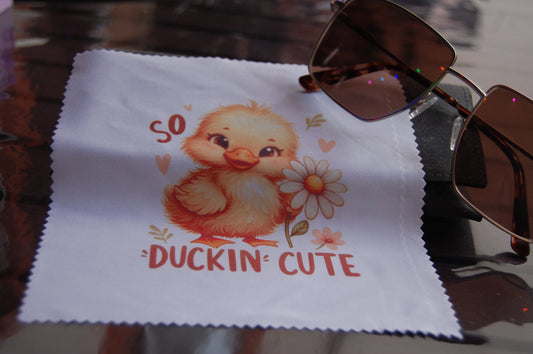 Brillenputztuch "So Duckin' Cute" – Niedliches Küken mit Gänseblümchen Motiv