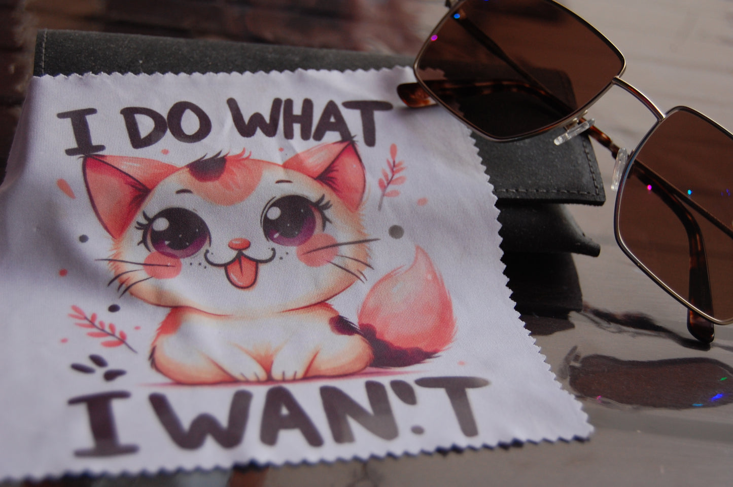 Frecher Katzencharme für den besten Durchblick: Brillenputztuch "I Do What I Want"
