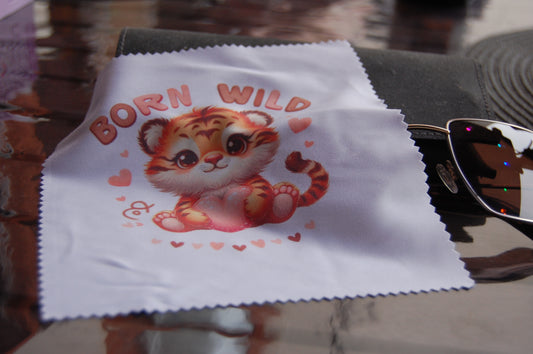 Brillenputztuch "Born Wild" – Süßer Baby Tiger mit Herzchen Motiv