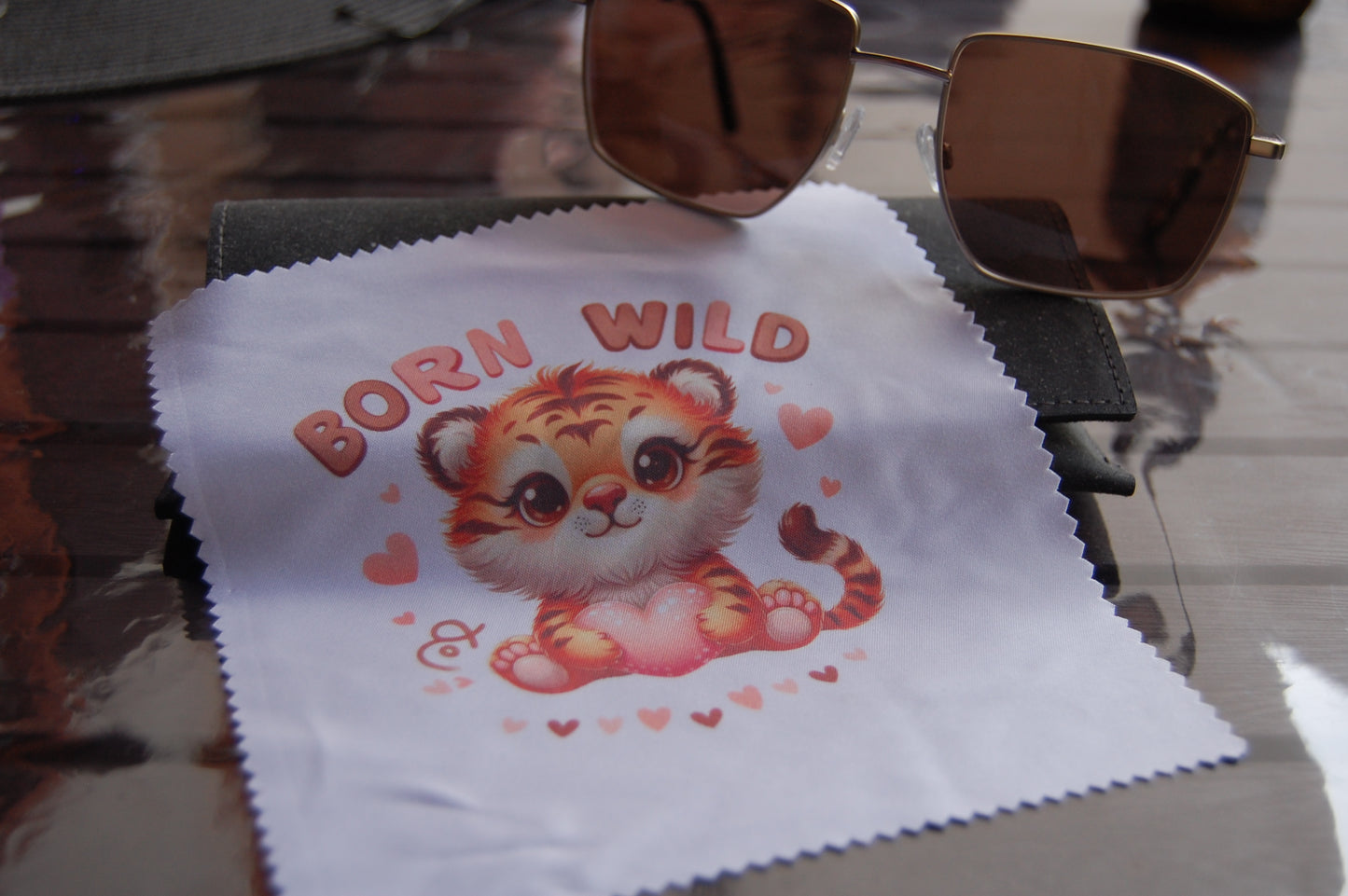 Brillenputztuch "Born Wild" – Süßer Baby Tiger mit Herzchen Motiv