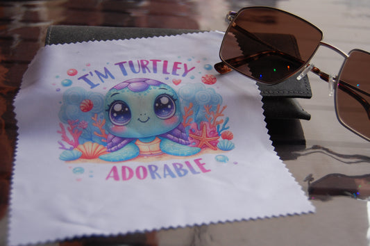 Brillenputztuch "I'm Turtley Adorable" – Niedliches Meeresschildkröten Motiv