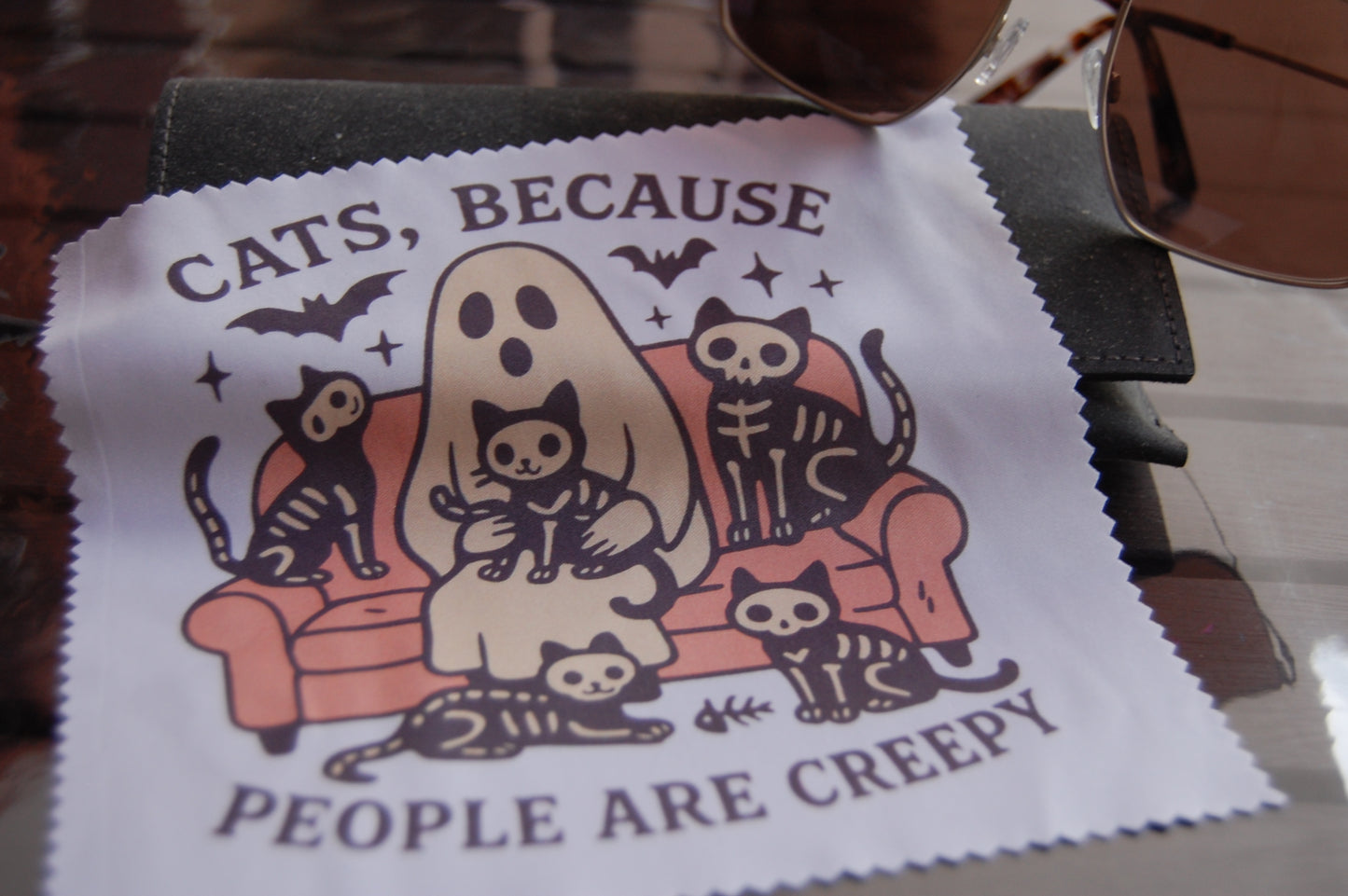 Brillenputztuch "Cats, Because People Are Creepy" – Lustiges Hallowen Katzen Motiv
