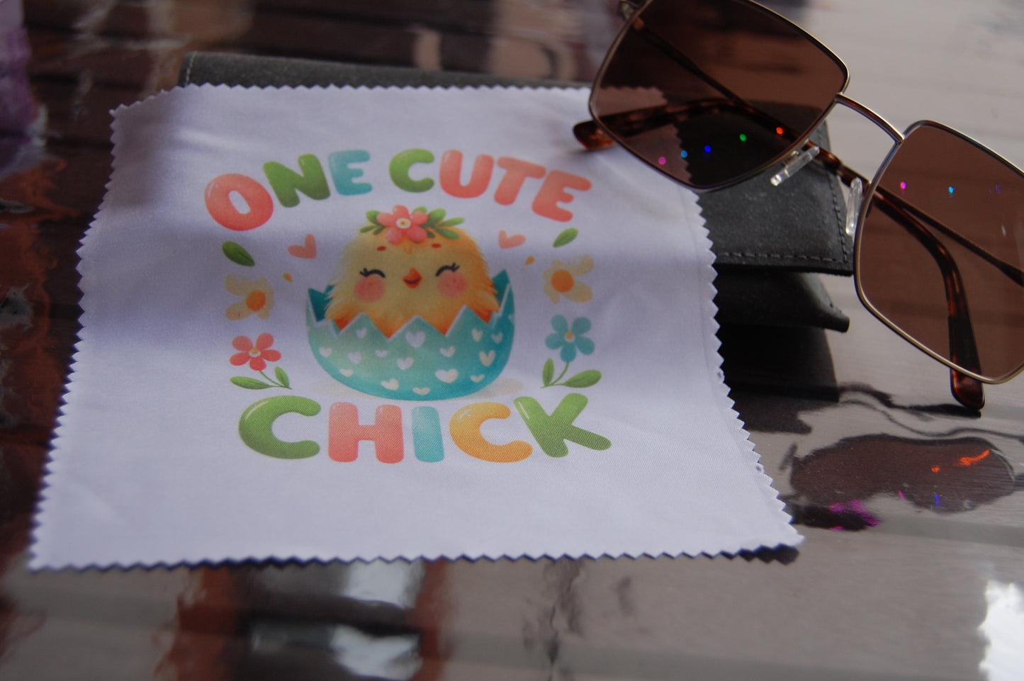 Brillenputztuch "One Cute Chick" – Entzückendes Küken im Osterei Motiv