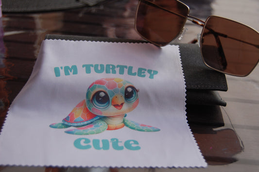 Brillenputztuch "I'm Turtley Cute" – Niedliche Kawaii-Meeresschildkröte Motiv