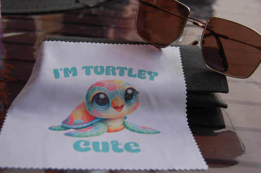Brillenputztuch "I'm Turtley Cute" – Niedliche Kawaii-Meeresschildkröte Motiv
