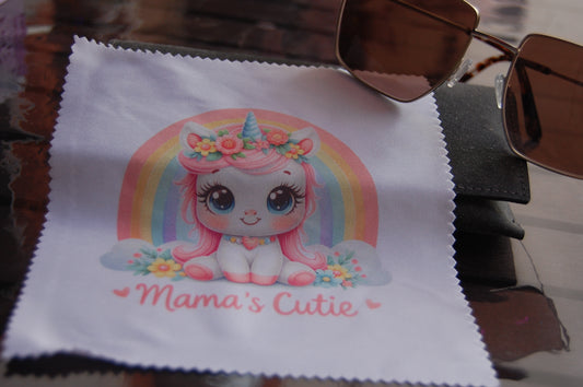 Brillenputztuch "Mama's Cutie" – Niedliches Einhorn mit Regenbogen Motiv