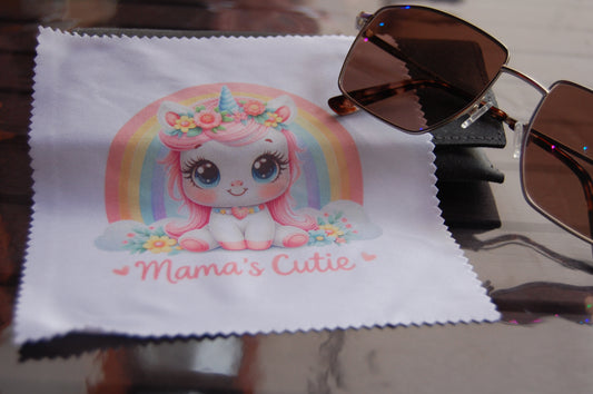 Brillenputztuch "Mama's Cutie" – Niedliches Einhorn mit Regenbogen Motiv