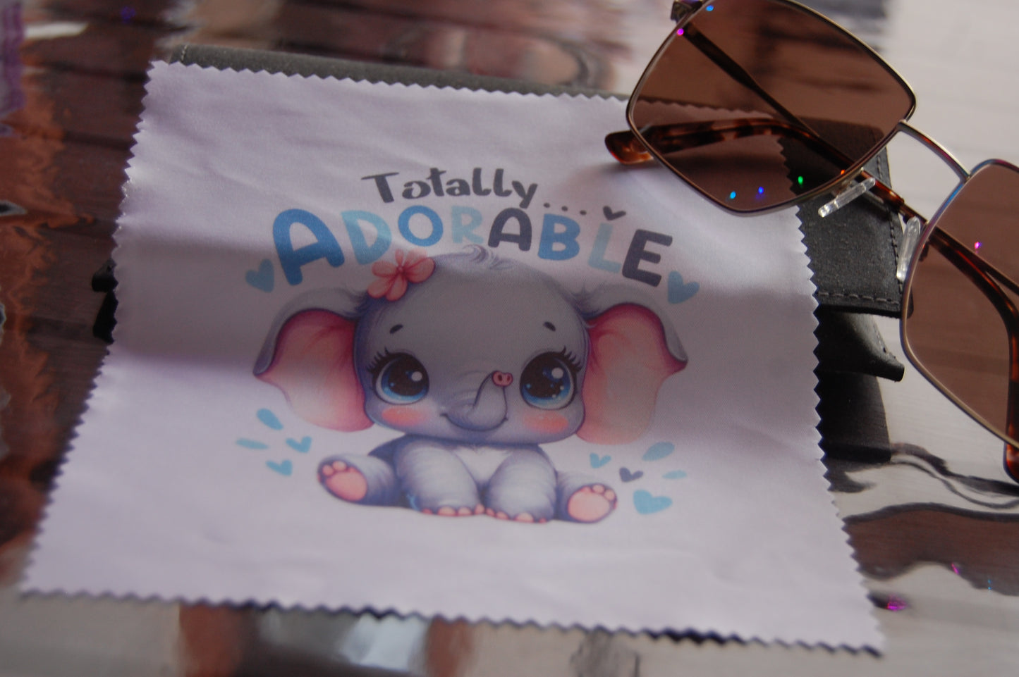 Brillenputztuch "Totally Adorable" – Niedlicher Baby-Elefant Motiv