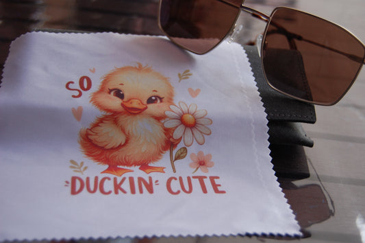 Brillenputztuch "So Duckin' Cute" – Niedliches Küken mit Gänseblümchen Motiv