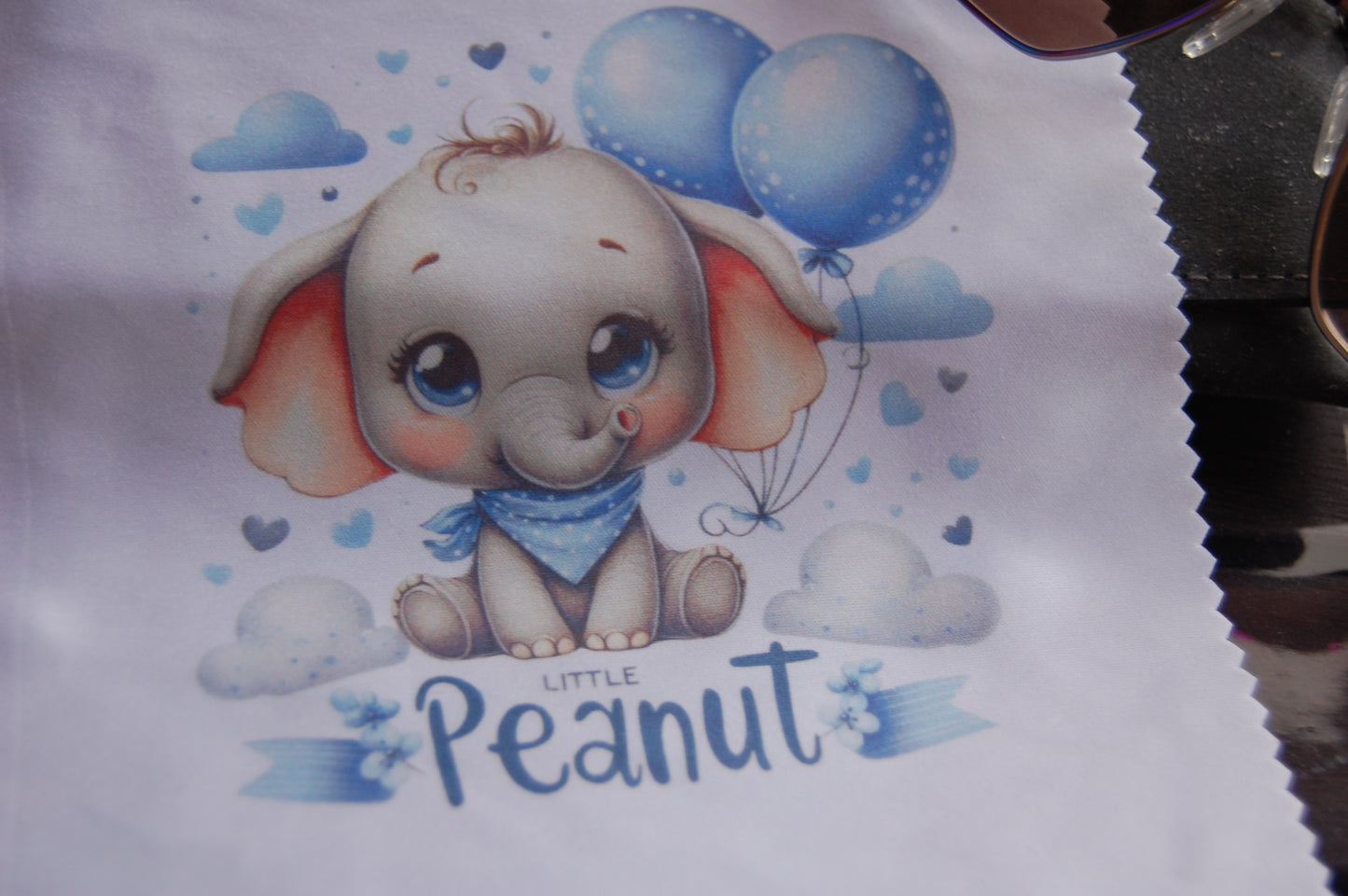 Brillenputztuch "Little Peanut" – Süßer Baby-Elefant mit blauen Ballons Motiv